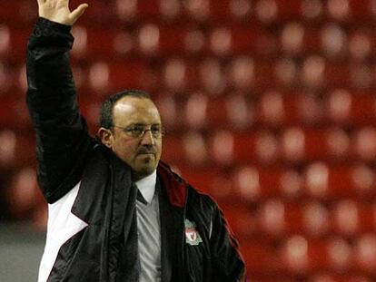 Benítez saluda al público de Anfield el miércoles, tras ganar 4-1 el Liverpool al Oporto.