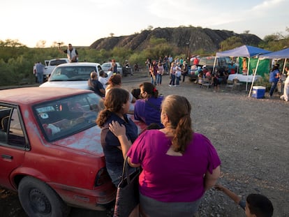 Familiares de los mineros atrapados esperan información, en Coahuila.