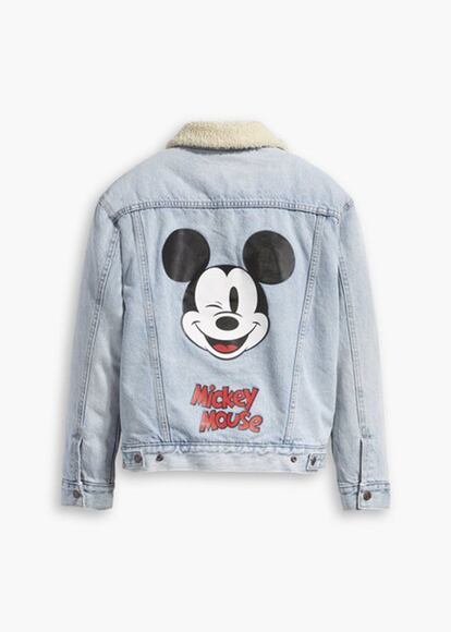 Con forro de borreguito visible en el cuello, y Mickey estampado en la espalda. Es de Levi's y cuesta 140euros.