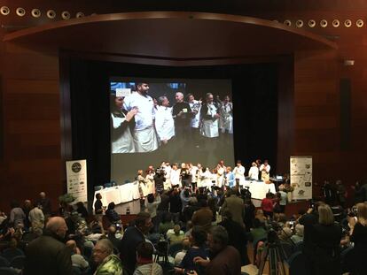 MOMENTO EN EL QUE GUNNAR WAAGEN RECOGE EL PREMIO EN EL ESCENARIO / CAPEL