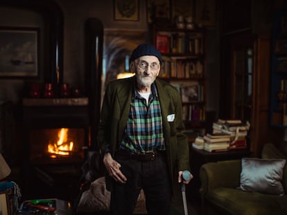 El escritor Alvaro Pombo en su casa de Madrid.
Foto: Inma Flores