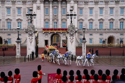La carroza real abandona el palacio de Buckingham hacia la abadía de Westminster. 