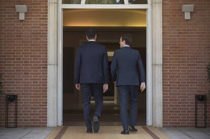 Pedro Sánchez (izda.) con Pablo Casado en la Moncloa el pasado 2 de agosto. 