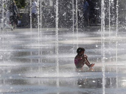 Una niña en una fuente.