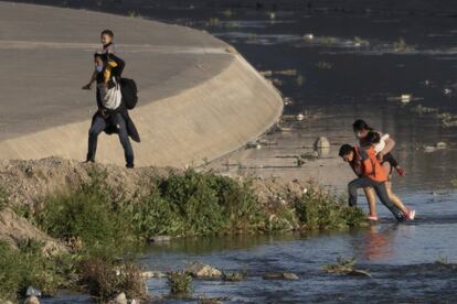 También son expulsados quienes cruzan el río Bravo, por zonas desérticas, de Anapra a San Jerónimo, en el valle de Juárez. Los migrantes que buscan entrar en territorio estadounidense caminan hasta dos días por zonas despobladas.