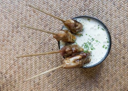 Pollo satay con espuma de coco, muy loco