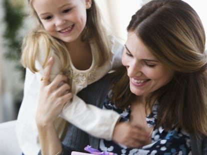 Las madres serán las protagonistas de los regalos durante la jornada del 1 de mayo de 2022. GETTY IMAGES.