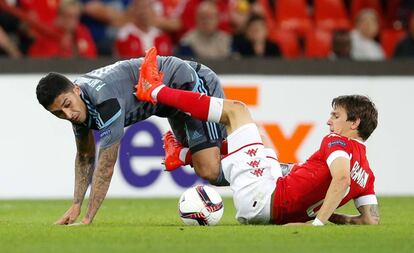 Pablo Hern&aacute;ndez y Benito Raman se enredan durante un lance del partido entre Standard y Celta.