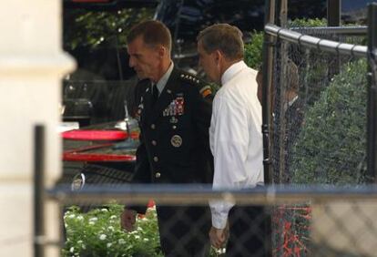 El general Stanley McChrystal a su llegada a la Casa Blanca para presentar su dimisión