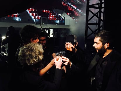 El chupito de whisky antes del concierto de León Benavente.