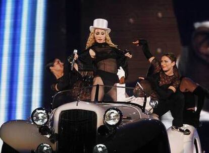 Madonna, con sus bailarines en un momento del concierto, el martes en Sevilla.