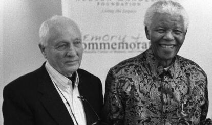 El fotógrafo Jürgen Schadeberg con Nelson Mandela.