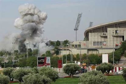 La columna de humo marca el lugar en el que estalló el coche bomba, en un aparcamiento del lateral del estadio olímpico de La Peineta.