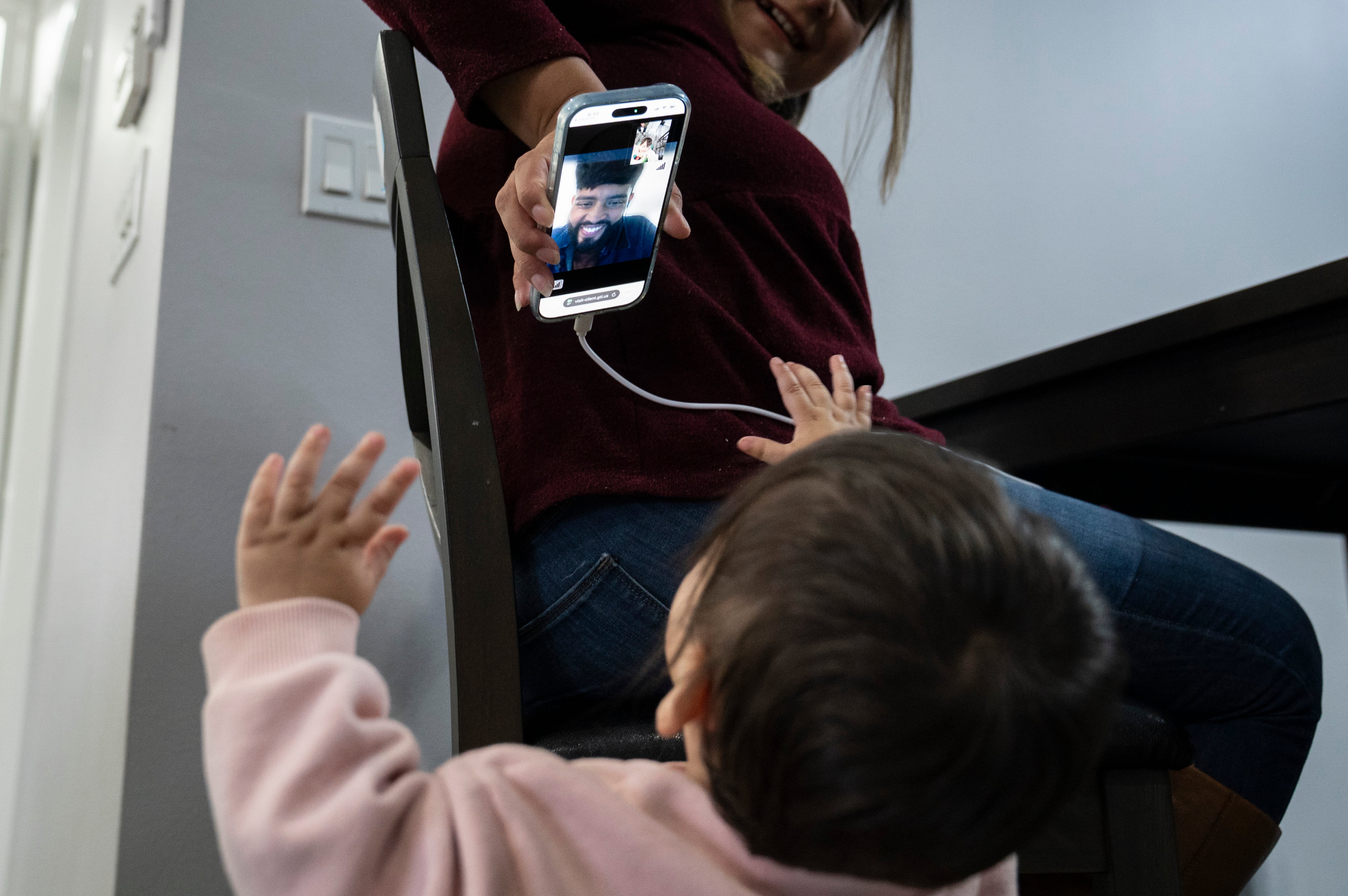 Stephanie Villarreal muestra a su hija Kalianna de 10 meses, a su padre por videollamada mientras él se encuentra en un centro de detención en Laredo.