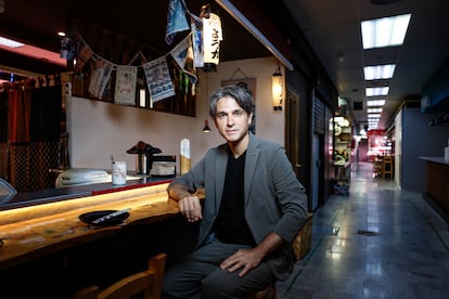 Jorge Almazán, autor de 'Tokio emergente', la semana pasada en el estaurante Yokaloka del Mercado de Antón Martín, similar a los bares 'yokocho' tokiotas.