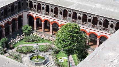 Patio del Convento de Santo Domingo, en Lima, visto desde el campanario.