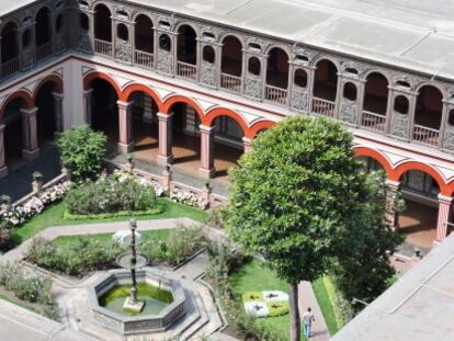 Patio del Convento de Santo Domingo, en Lima, visto desde el campanario.