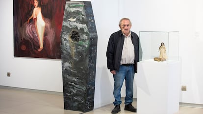 Francisco Peinado, este viernes en su exposición en El Portón, en Alhaurín de la Torre (Málaga), junto a sus obras 'La modelo', el sarcófago 'Los barcos' y la instalación 'Cuidadora de almas'.