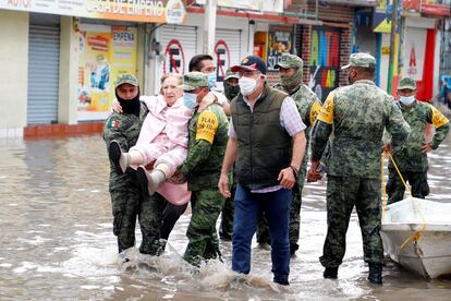 Pacientes del hospital del Instituto Mexicano del Seguro Social (IMSS) del municipio fueron desalojados con ayuda del Ejército.