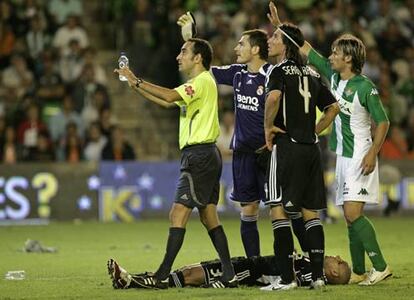 Roberto Carlos, tendido en el césped tras recibir un codazo de Juanito que le abrió una ceja.