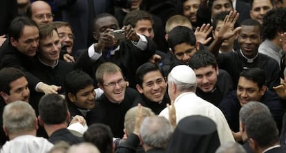 Sacerdotes saúdam o papa Francisco.