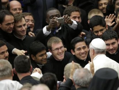 Sacerdotes saúdam o papa Francisco.