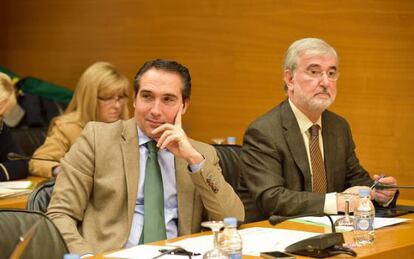 Los diputados del PP Rubén Ibáñez (izquierda) y Eduardo Ovejero, en la comisión de las Cortes Valencianas