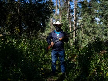 Un miembro de la guardia forestal comunitaria de Crescencio Morales, en Michoacán