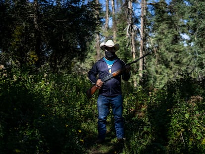 Un miembro de la guardia forestal comunitaria de Crescencio Morales, en Michoacán