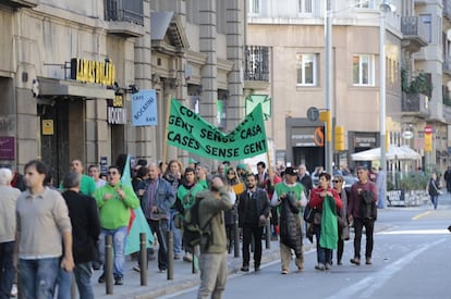 Membres de l'Aliança contra la Pobresa Energètica han entrat aquest dimecres a oficines d'Endesa, Agbar i Gas Natural per protestar.