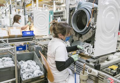 Dos trabajadoras en su puesto de la fábrica de lavadoras de BSH en La Cartuja (Zaragoza).