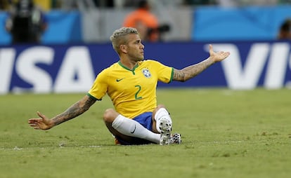 Dani Alves durante o embate entre México e Brasil.