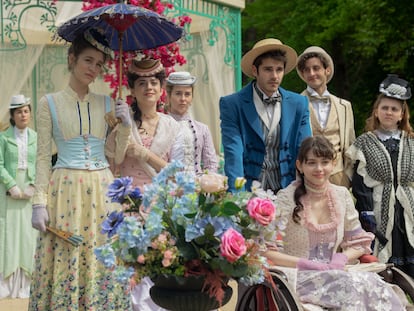 Zoe Bonafonte, Candela Pradas, Paula Usero, Álvaro Mel, Isa Montalbán, Daniel Ibáñez, Iratxe Emparán y, a la izquierda al fondo, Nadia de Santiago, en un episodio de 'Manual de señoritas'.