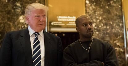 El presidente de Estados Unidos Donald Trump con el rapero Kanye West en la Torre Trump de Nueva York en diciembre de 2013.