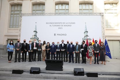 La Temporada lírica del teatro ha sido premiada por el Ayuntamiento de Madrid con motivo del Día Mundial del Turismo, al considerarlo un “gran referente cultural y musical que se ha situado en el circuito internacional de la ópera al nivel de otros grandes destinos culturales europeos”. El acto, que tuvo lugar en la Galería de Cristal del Palacio de Cibeles, estuvo presidido por el alcalde de Madrid, José Luis Martínez-Almeida, acompañado por la vicealcaldesa, Begoña Villacís, la delegada del Área Cultura, Turismo y Deporte, Andrea Levy, y la concejala delegada de Turismo, Almudena Maíllo.