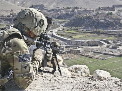 El soldado norteamericano Michael Scarsbrook vigila la localidad de Tupac, en Afganist&aacute;n.