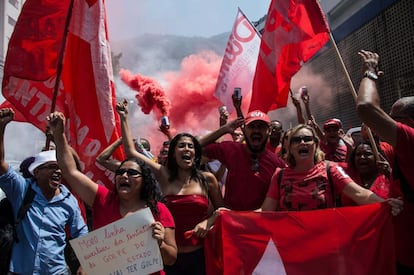 Partidarios de Lula se manifestaron este domingo frente a la sede de O'Globo en Rio de Janeiro.