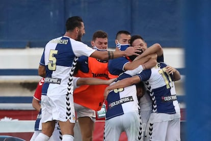 Los jugadores del Sabadell celebran el ascenso a Segunda A