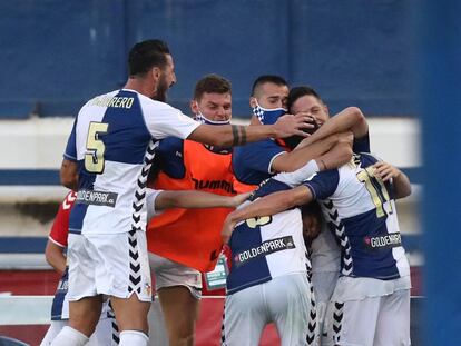 Los jugadores del Sabadell celebran el ascenso a Segunda A