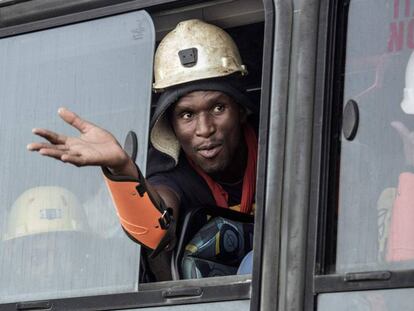 Uno de los trabajadores rescatados en Sudáfrica saluda tras salir de la mina done estuvieron atrapados más de 30 horas.