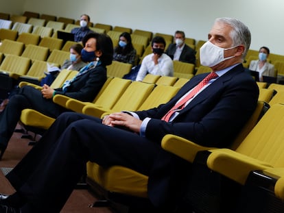 Andrea Orcel, en primer plano, y Ana Botín, presidenta del Santander, el pasado mes de mayo durante el juicio.