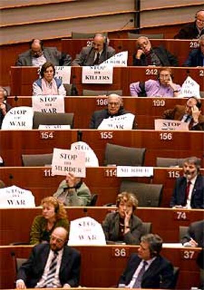 Eurodiputados muestran carteles contra la guerra, ayer en Bruselas.