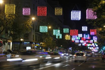 La calle Goya, con luces de navidad, diseñadas por Purificación García que representa su icónico cubo.