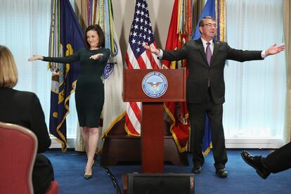 Sandber en los tiempos de lideresa del ‘Lean in’ con el el secretario de Defensa de EEUU en un círculo femenino organizado por Sandberg con militares femeninas en 2015.