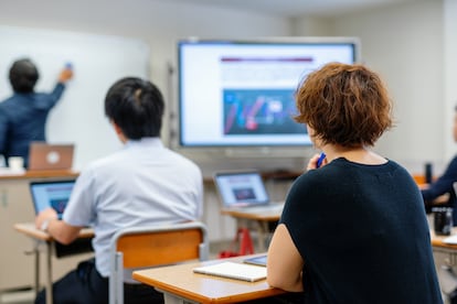 Estudiantes universitarios en su aula. 