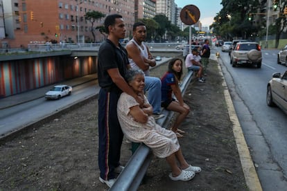 Un grupo de personas permanece en la calle después del sismo en Caracas (Venezuela).