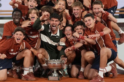 Carlos Alcaraz celebra su segundo Roland Garros con los recogepelotas.