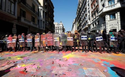 The Catalan regional police, the Mossos d’Esquadra, faced off with members of the pro-independence group Committees for the Defense of the Republic (CDR) to stop clashes breaking out with a rival demonstration.
