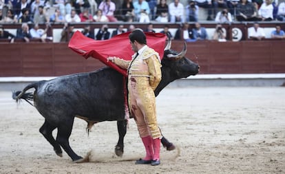 Rubén Pinar, en Las Ventas por manoletinas en el cuarto toro de la tarde.