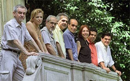 De izquierda a derecha, João Silvério Trevisan, Leticia Wierzchowski, Luiz Antonio de Assis, Milton Hatoum, Affonso Romano de Sant'Anna, Marina Colasanti, Miguel Sanches Neto y Tabajara Ruas, el pasado martes en la Casa de América, en Madrid.